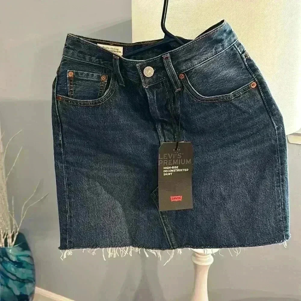 Levi’s mini skirt new with tags